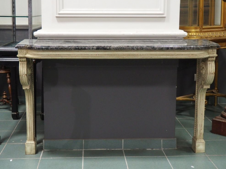 Console de style Louis XVI en bois laqué gris, à décor de perles et de