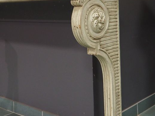 Console de style Louis XVI en bois laqué gris, à décor de perles et de