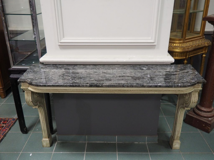 Console de style Louis XVI en bois laqué gris, à décor de perles et de