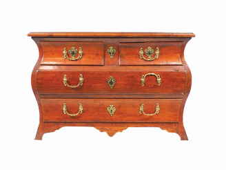 Vente aux enchères Commode tombeau Louis XV en noyer mouluré et sculpté ouvrant à quatre 