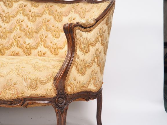 Canapé corbeille Louis XV en noyer mouluré et sculpté, à décor de fleu