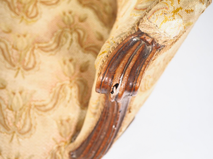 Canapé corbeille Louis XV en noyer mouluré et sculpté, à décor de fleu