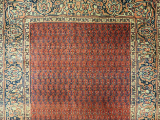 Vente aux enchères Grand tapis galerie à fond rouge. Dim. 6,80 x 100 cm (petites usures)