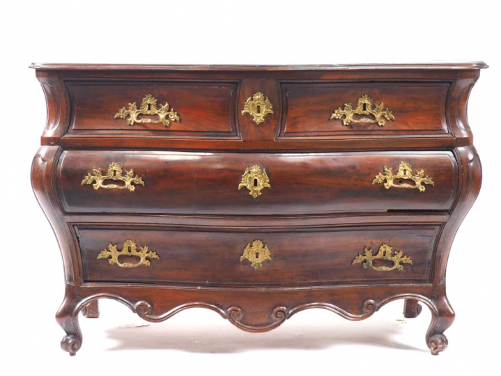 Commode tombeau en acajou et placage d'acajou, ouvrant à quatre tiroir