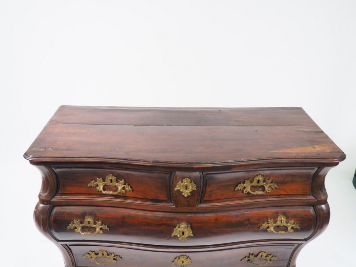 Commode tombeau en acajou et placage d'acajou, ouvrant à quatre tiroir