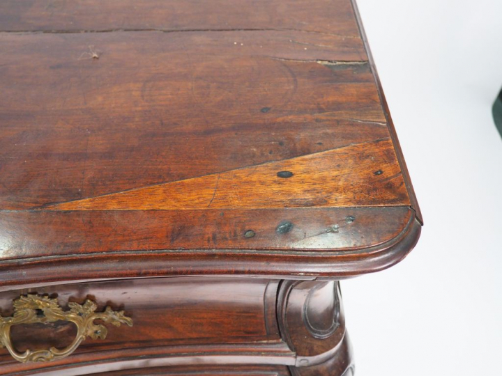 Commode tombeau en acajou et placage d'acajou, ouvrant à quatre tiroir