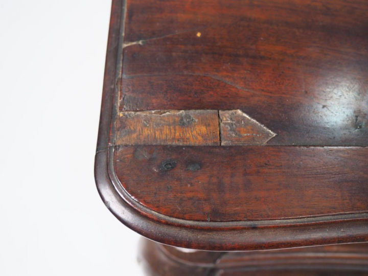 Commode tombeau en acajou et placage d'acajou, ouvrant à quatre tiroir