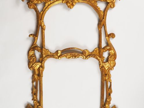 Cadre de glace de style Louis XV en bois et stuc doré, à décor de chin