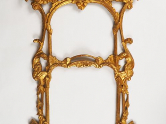 Vente aux enchères Cadre de glace de style Louis XV en bois et stuc doré, à décor de chin