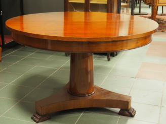 Vente aux enchères Table en acajou piétement tripode à pieds griffe.