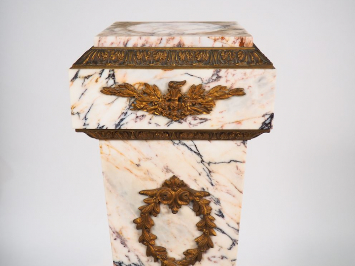 Sellette Napoléon III de style Louis XVI en marbre clair et bronze.  D