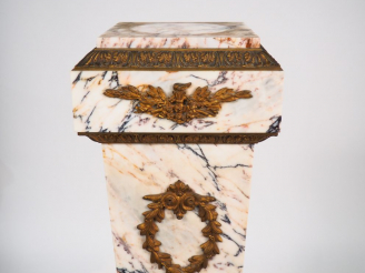 Vente aux enchères Sellette Napoléon III de style Louis XVI en marbre clair et bronze.  D