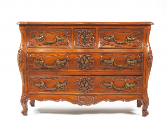 Vente aux enchères Commode tombeau de style Louis XV en merisier mouluré, à décor de rinc