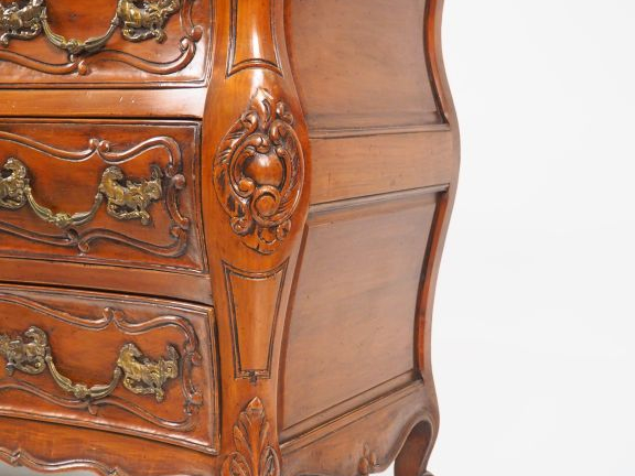 Commode tombeau de style Louis XV en merisier mouluré, à décor de rinc