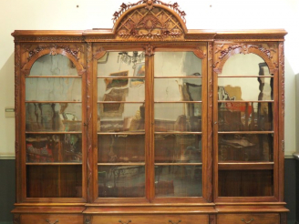 Vente aux enchères Grande bibliothèque de style Louis XVI en bois exotique, à décor de fe