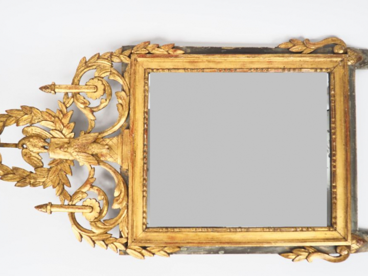 Miroir XIXème de style Louis XVI en bois sculpté et doré, fronton ajou