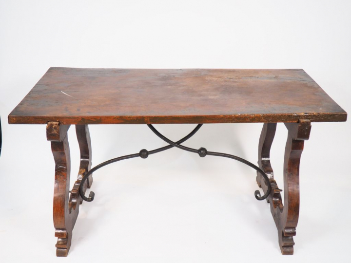 Table espagnole en noyer, piétement relié par une entretoise en fer fo
