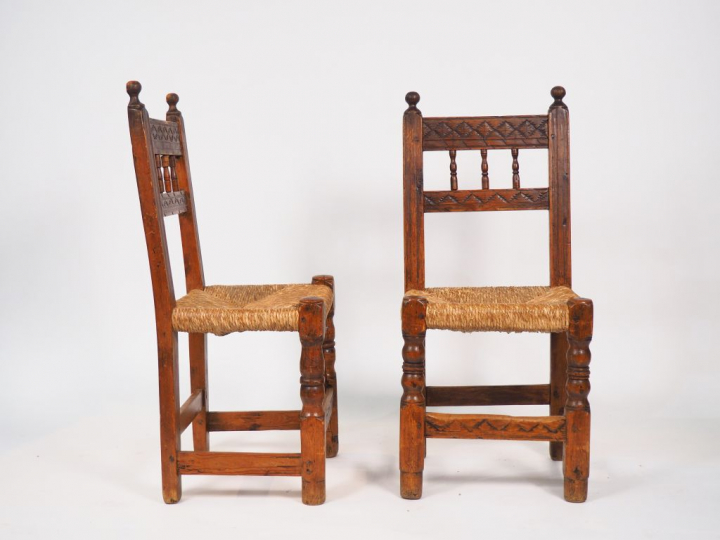 Table espagnole en noyer, piétement relié par une entretoise en fer fo