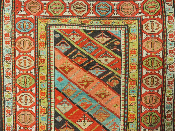 Tapis galerie à décor de motifs géométriques. Dim. 397 x 115 cm  (peti