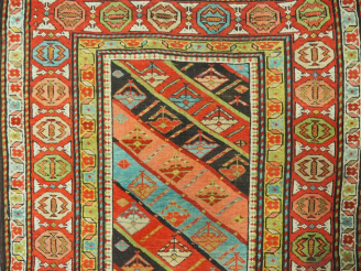 Vente aux enchères Tapis galerie à décor de motifs géométriques. Dim. 397 x 115 cm  (peti