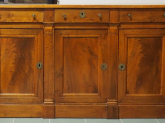 Vente aux enchères Enfilade Empire en noyer, ouvrant à trois portes et trois tiroirs, mon