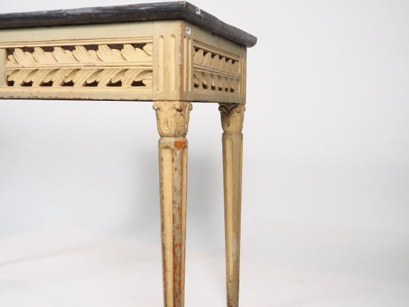 Console Louis XVI en bois laqué bicolore gris et blanc, ceinture ajour