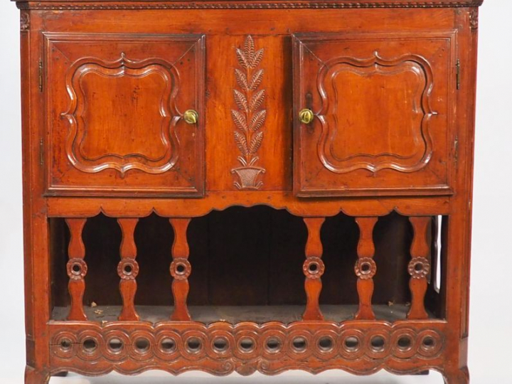 Buffet bas de style Louis XV en merisier mouluré et sculpté, ouvrant à