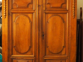 Vente aux enchères Petite armoire de style Louis XIV en noyer et merisier mouluré, ouvran