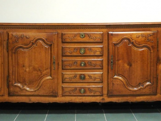 Vente aux enchères Enfilade XIXème de style Louis XV en merisier mouluré et sculpté, à dé