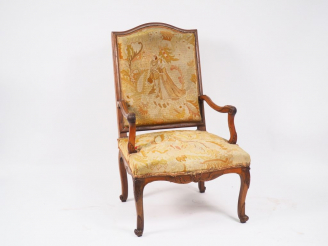 Vente aux enchères Fauteuil de style Régence en noyer mouluré et sculpté, à décor de feui