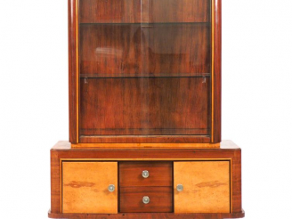 Vente aux enchères Vitrine 1940 en placage de palissandre et de bois clair, ouvrant à deu