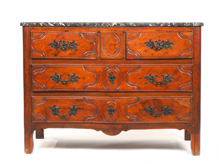 Commode Louis XV en bois naturel mouluré et sculpté, ouvrant à cinq ti