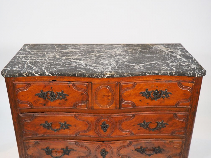 Commode Louis XV en bois naturel mouluré et sculpté, ouvrant à cinq ti