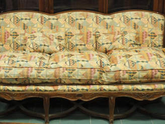 Vente aux enchères Grand canapé Régence en noyer mouluré et sculpté, pieds galbés réunis 