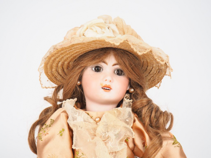 Poupée Jumeau période SFBJ moule 1907, tête porcelaine, yeux fixes bru