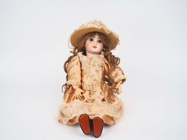 Poupée Jumeau période SFBJ moule 1907, tête porcelaine, yeux fixes bru