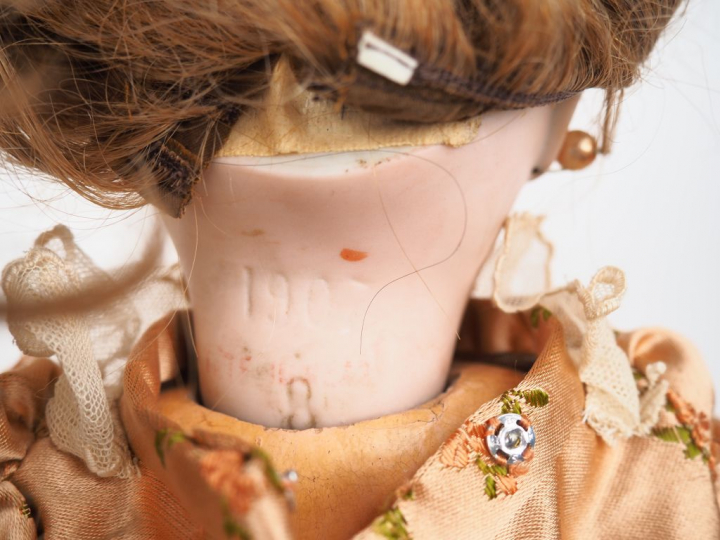 Poupée Jumeau période SFBJ moule 1907, tête porcelaine, yeux fixes bru