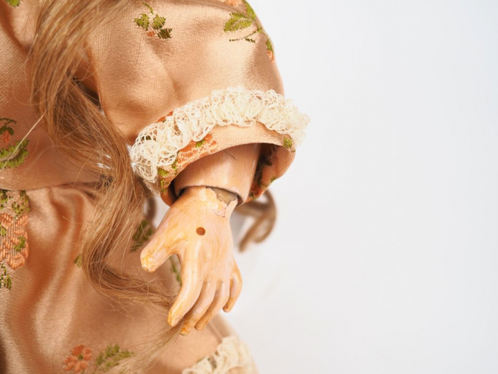 Poupée Jumeau période SFBJ moule 1907, tête porcelaine, yeux fixes bru