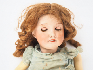 Vente aux enchères Poupée hybride de fabrication française, tête porcelaine SFBJ 301, cor