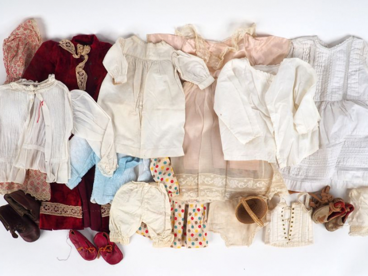 Lot de vêtements anciens pour poupée et bébé au total : 9 pièces on y 