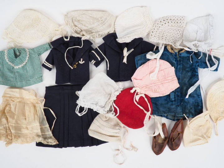 Lot de vêtements de poupées anciennes : 6 pièces on y joint une paire 