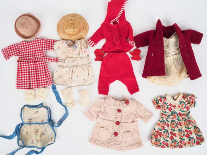 Petit lot de vêtements dans le style de Bleuette pour certains anciens