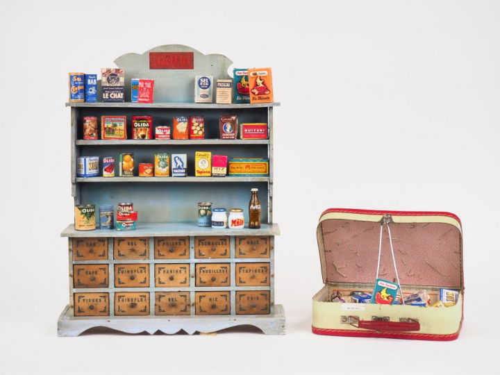 Lot de 2 épiceries anciennes garnies avec ses accessoires des années c