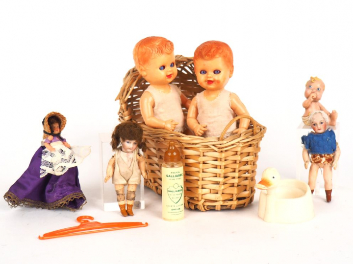 Lot de jouets des années 20-30 comprenant : Moise, petits bébés plasti