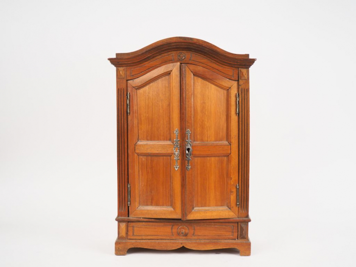 Petite armoire chapeau de gendarme, début XXème. Dim. 51 x 31 x 16 cm 