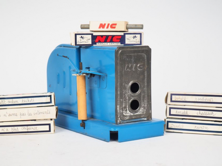 Projecteur NIC avec 8 films. (état d'usage).
