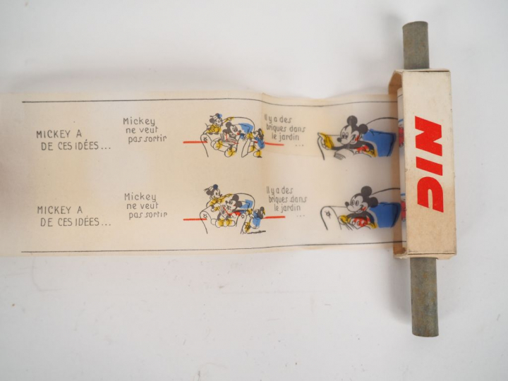 Projecteur NIC avec 8 films. (état d'usage).