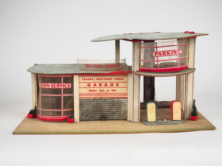 Garage des années 50/60 en isorel et plastique. Dim.21 x 45 x 29,5 cm 