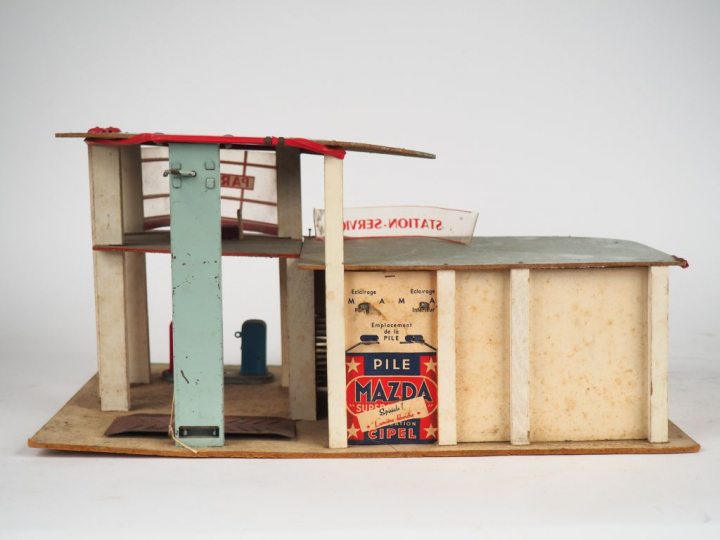 Garage des années 50/60 en isorel et plastique. Dim.21 x 45 x 29,5 cm 