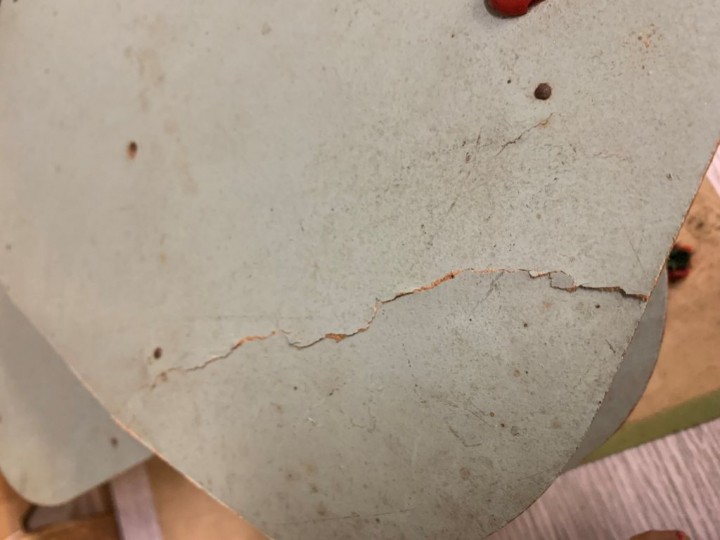 Garage des années 50/60 en isorel et plastique. Dim.21 x 45 x 29,5 cm 